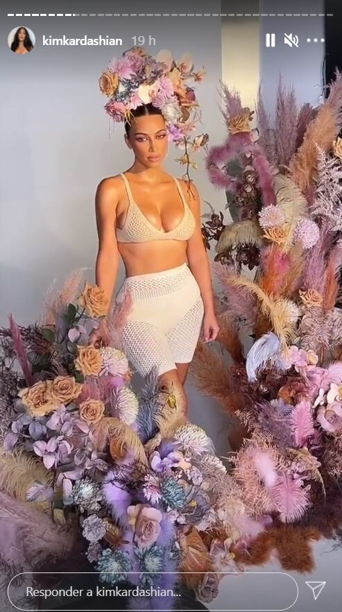 Kim Kardashian impacta con bikini tejido para lanzamiento de maquillaje