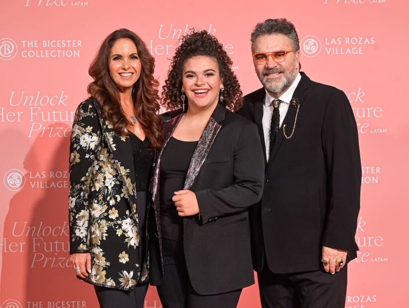Lucerito Mijares con sus papás, Manuel Mijares y Lucero, en los premios Unlock Her Future / Foto: Getty Images