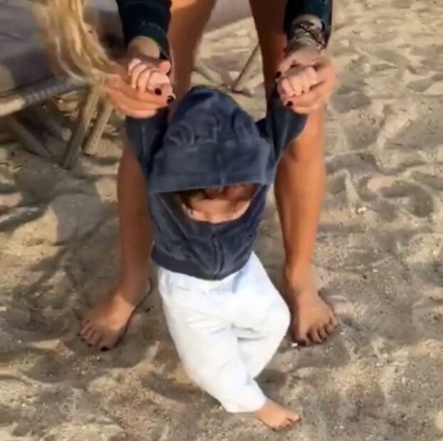 Los primeros pasos de Eros, hijo de Paulina Rubio y Gerardo Bazúa 