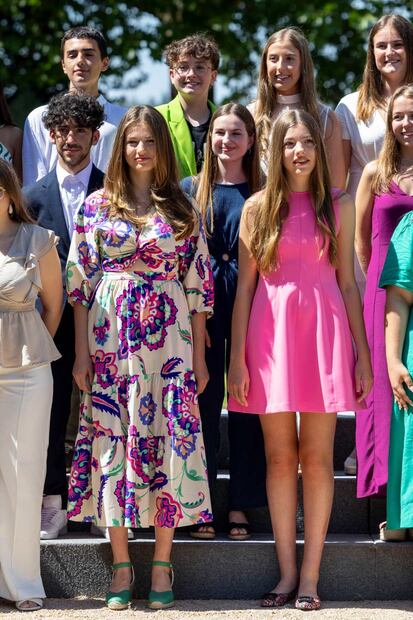 La infanta Sofía posa con un vestido barbiecore al lado de su hermana, la princesa Leonor / EFE