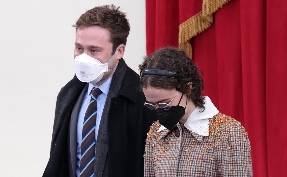 Cole Emhoff, hijastro de Kamala Harris, trabaja para Brad Pitt