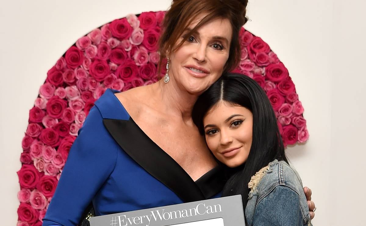 Kylie Jenner maquilla por primera vez a Caitlyn Jenner, su papá