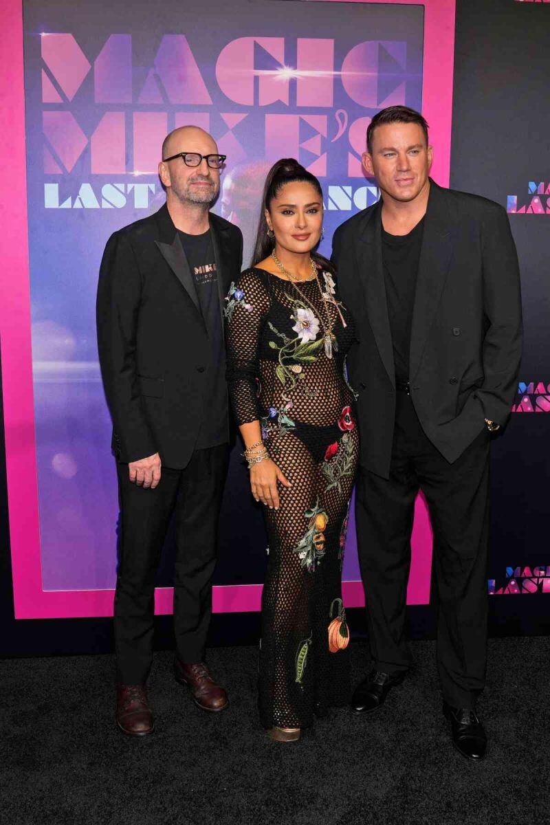 Salma Hayek presume espectacular figura, a sus 56 años, con un vestido de red negra