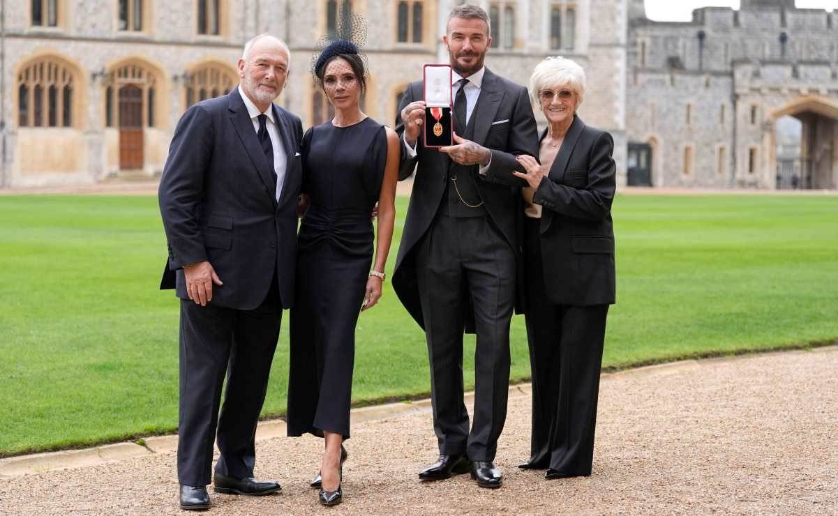 Sir David Beckham, junto a su esposa Lady Victoria y sus padres Ted y Sandra Beckham / Foto: AP