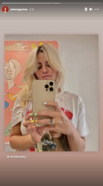 Selena Gomez vuelve a ser una sexy rubia platinada