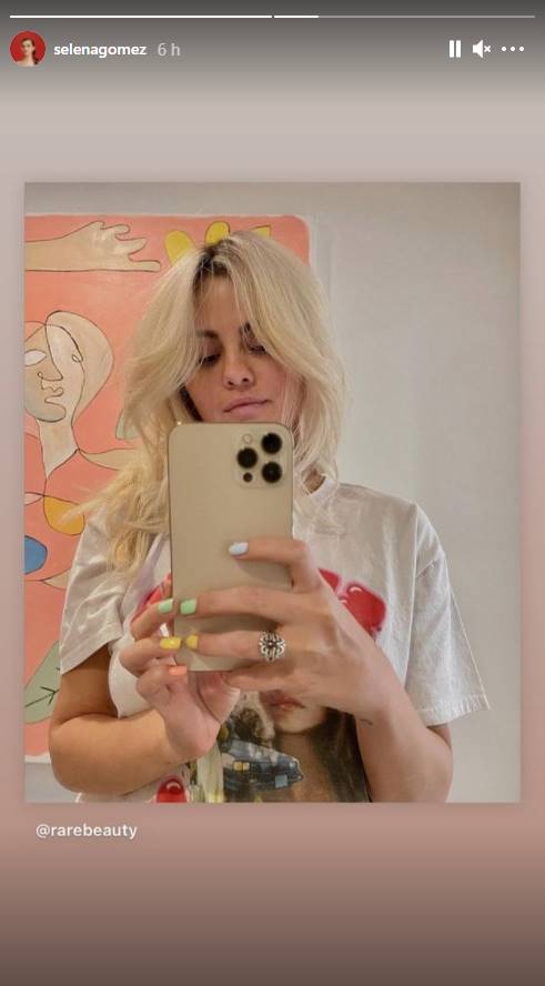 Selena Gomez vuelve a ser una sexy rubia platinada