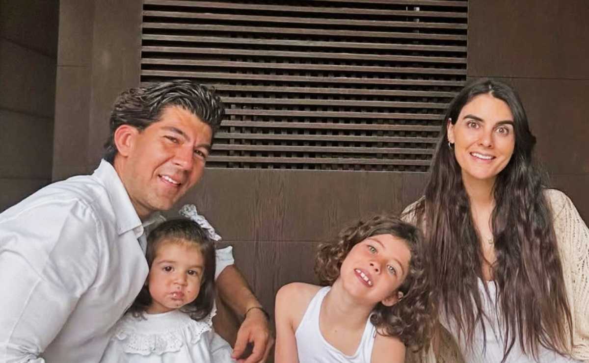 Manuel López San Martín y Celina Palomera junto a las pequeñas Pía y Valentina / Foto: Instagram @mlopezsanmartin_