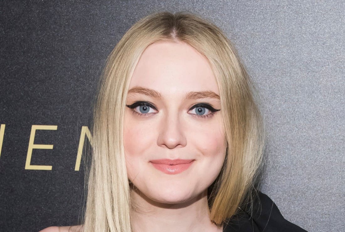 Dakota Fanning seduce con vestido dorado que abraza sus curvas