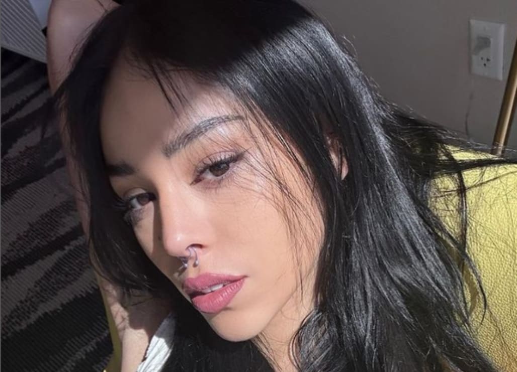Danna Paola celebra sus 28 años con un bikini de tiras metalizado