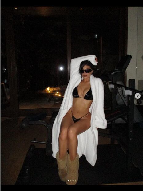 Kylie Jenner, con botas de 22 mil pesos y micro bikini, presume su figura sin temor al frío