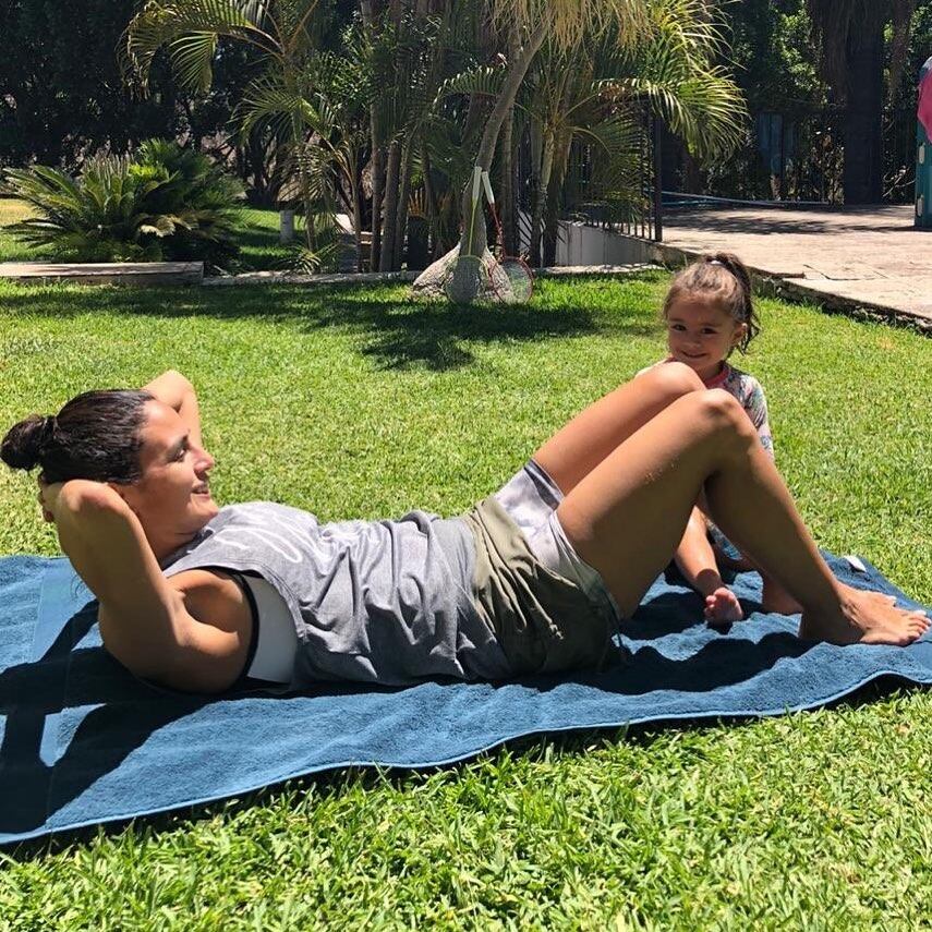 Paola Espinosa y su hija entrenan juntas durante su aislamiento
