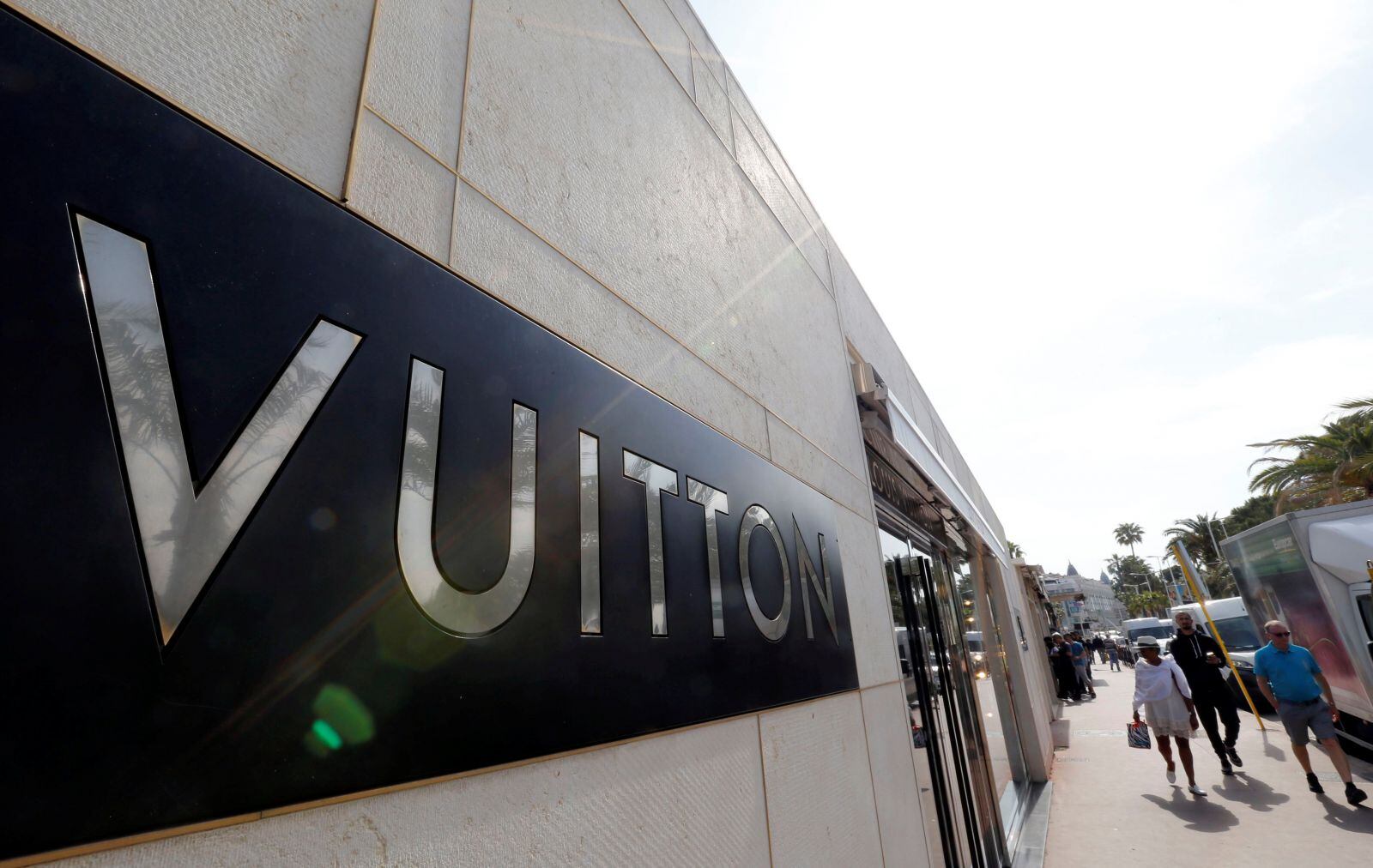 La firma de lujo Louis Vuitton se prepara para abrir su primera cafetería