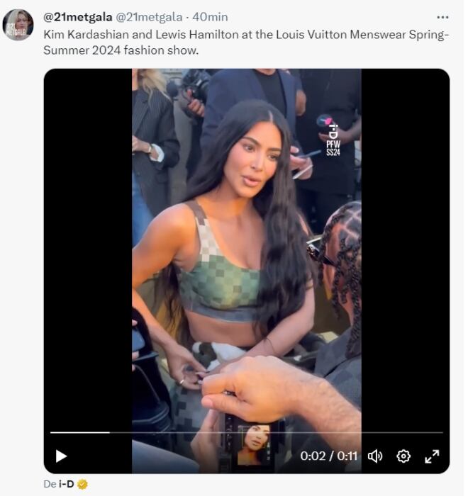 Kim Kardashian y Lewis Hamilton en el fashion show de Louis Vuitton / AFP