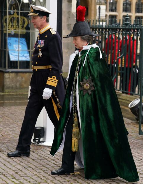 La princesa Ana tapa con su sombrero al príncipe Harry durante la coronación de Carlos III