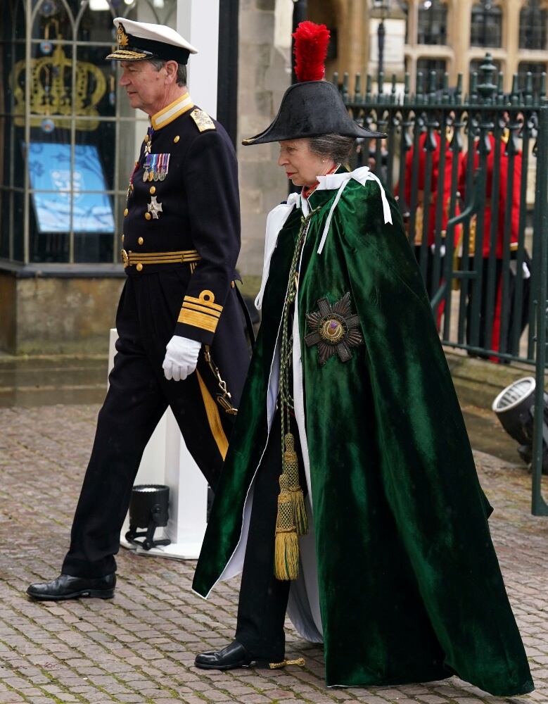 La princesa Ana tapa con su sombrero al príncipe Harry durante la coronación de Carlos III