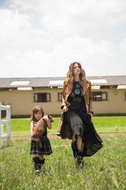 EXCLUSIVA: Issabela Camil y Sergio Mayer posan con sus hijas Antonia y Victoria desde su rancho 