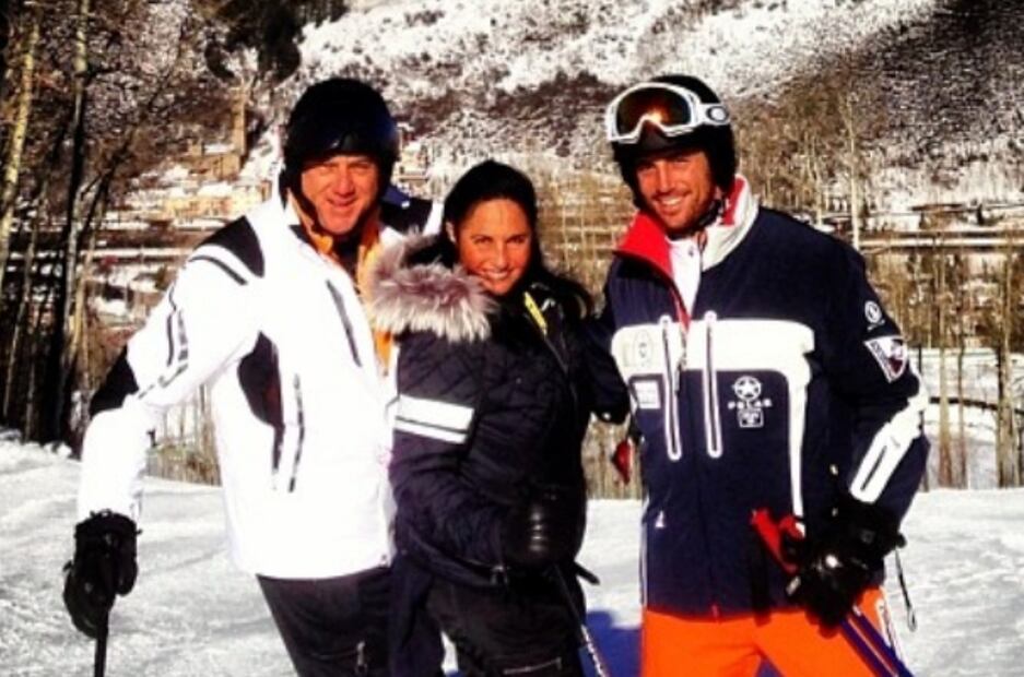 Alejandro Litchi junto a sus papás practicando esquí / Foto: Instagram