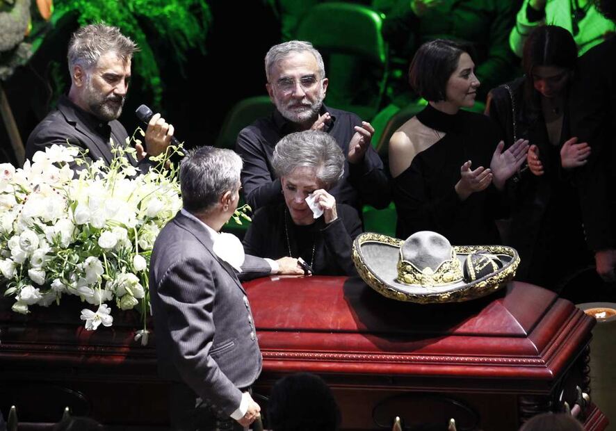 Doña Cuquita, viuda de Vicente Fernández, toma imprevista decisión