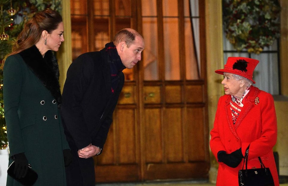 Kate y William regresan del tour real y la reina Isabel II los recibe con una gran sonrisa