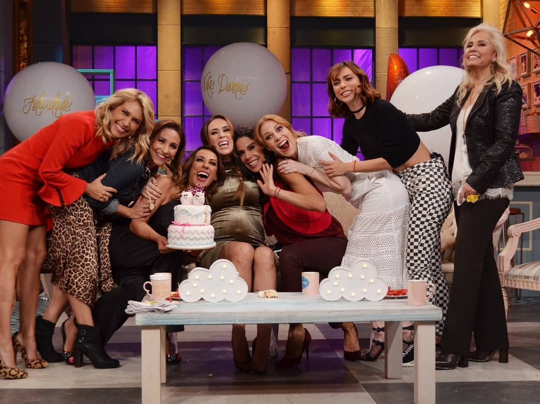 Jacky Bracamontes festeja su primer baby shower...¡en un set de grabación!