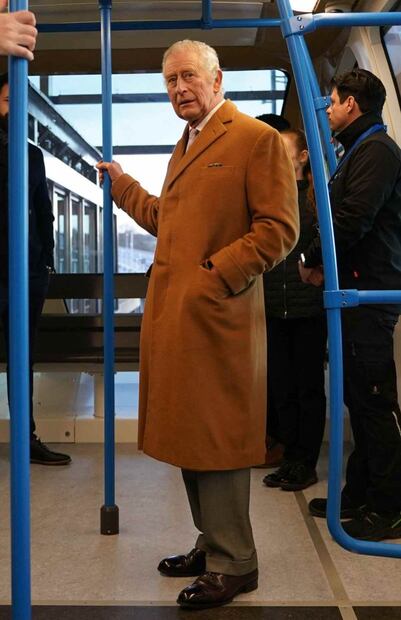 Carlos III, otra vez atacado con huevos en gira oficial
