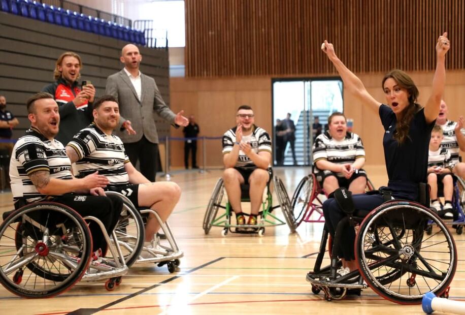 Kate Middleton jugando rugby en silla de ruedas en el Centro Deportivo Allam / AP