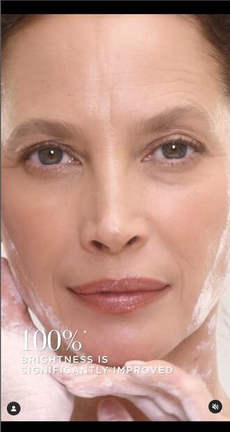 La supermodelo Christy Turlington, de 54 años, presume su belleza madura sin filtros ni procedimientos estéticos