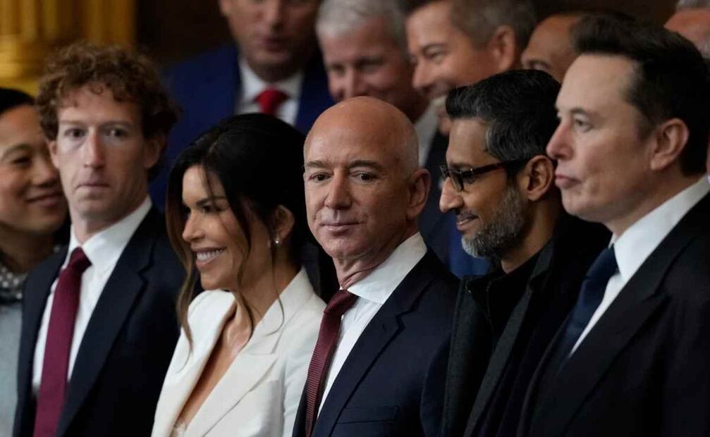 Jeff Bezos y su novia Lauren Sanchez, junto a líderes tecnológicos / Foto: AP