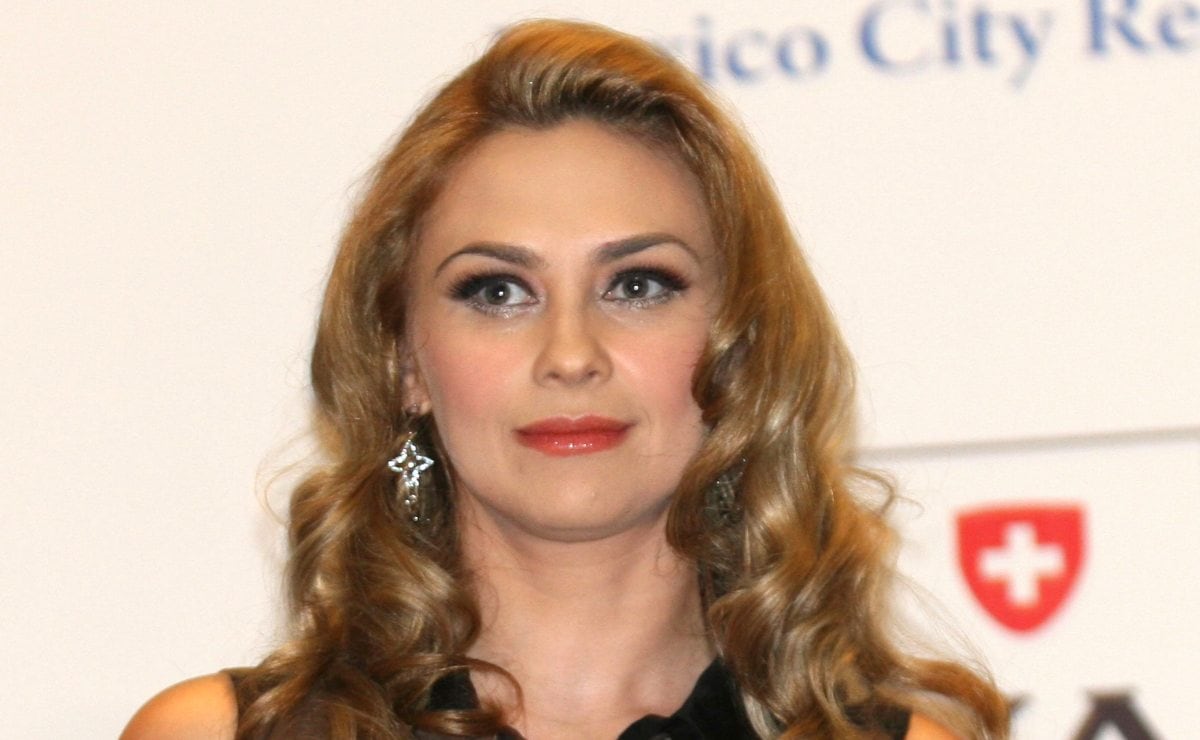 Aracely Arámbula impacta con video en lencería