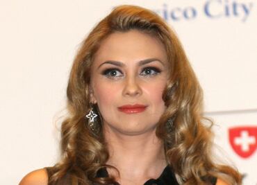 Aracely Arámbula impacta con video en lencería