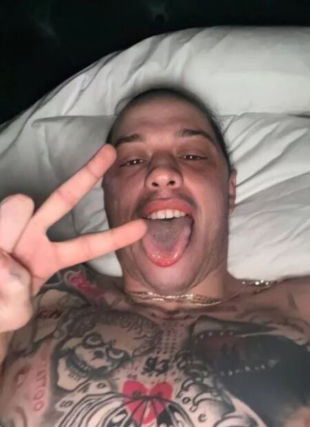 Pete Davidson se marca con hierro caliente el nombre de Kim Kardashian