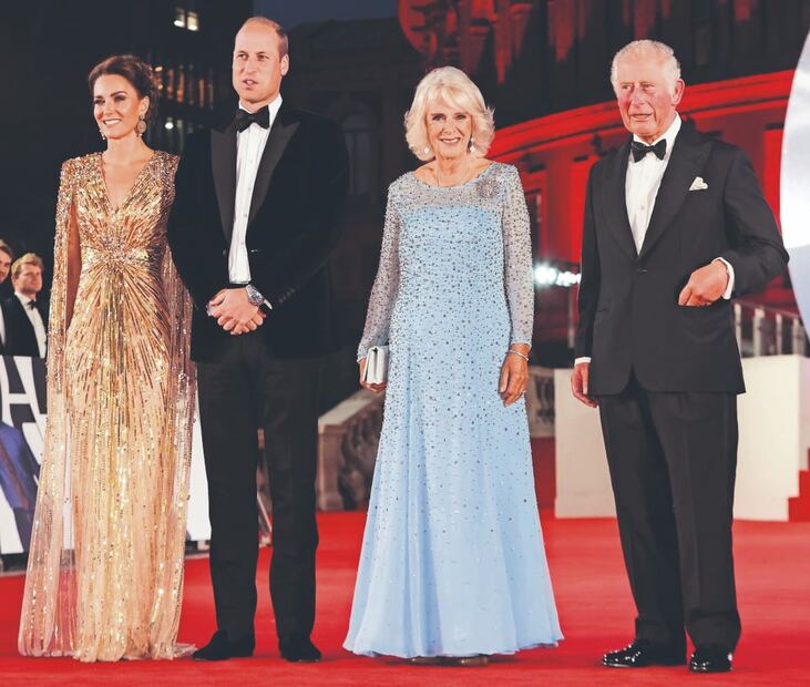 Kate Middleton, el príncipe William, la reina Camila y rey Carlos III en el estreno de la película "James Bond: Sin tiempo para morir" en septiembre de 2021 / AP