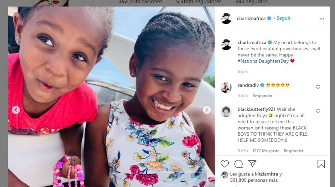 Charlize Theron presenta a sus dos hijas
