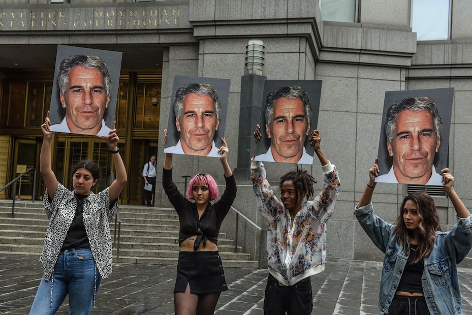 Ghislaine Maxwell, amante y cómplice de Jeffrey Epstein, ha sido arrestada por FBI