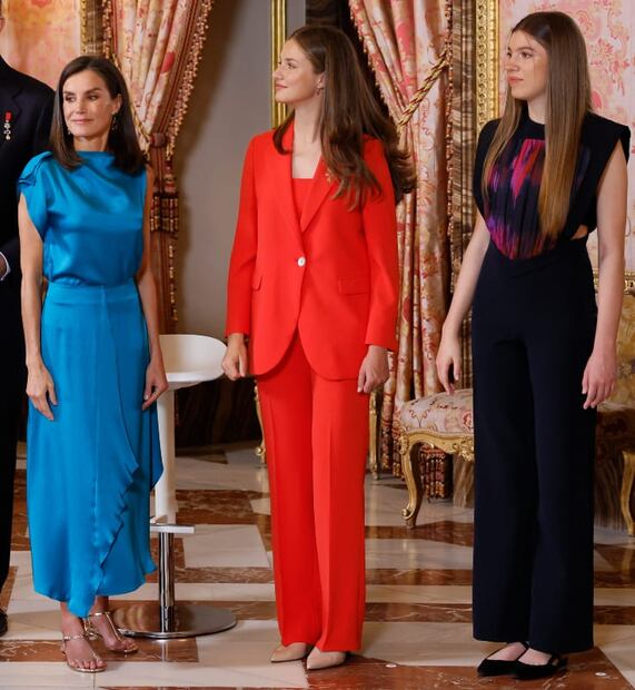 La reina Letzia de España luce sandalias junto a un taburete de descanso / Foto: EFE