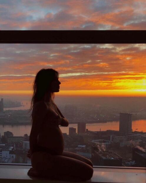 Este es el sexy álbum de maternidad de Sarah Kohan, novia del “Chicharito” Hernández 
