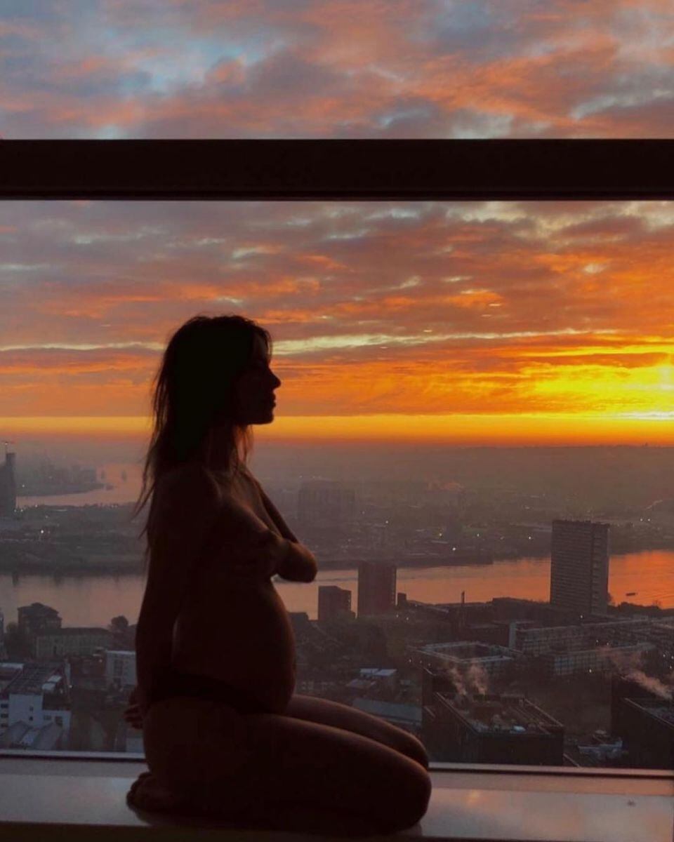 Este es el sexy álbum de maternidad de Sarah Kohan, novia del “Chicharito” Hernández 