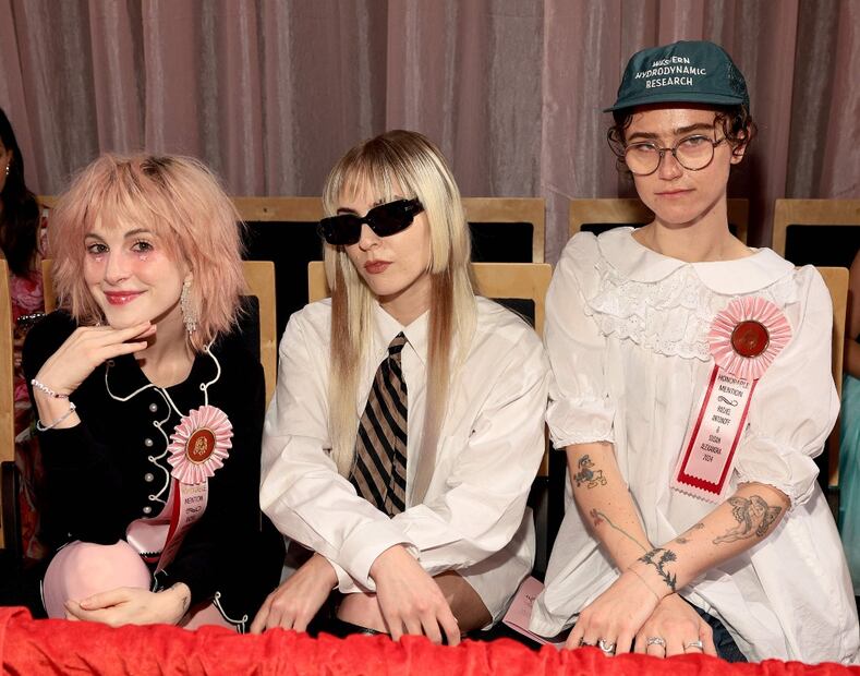 Hayley Williams, Dorian Electra y Ella Emhoff asisten al desfile de moda de Susan Alexandra x Rachel Antonoff / Foto: AFP