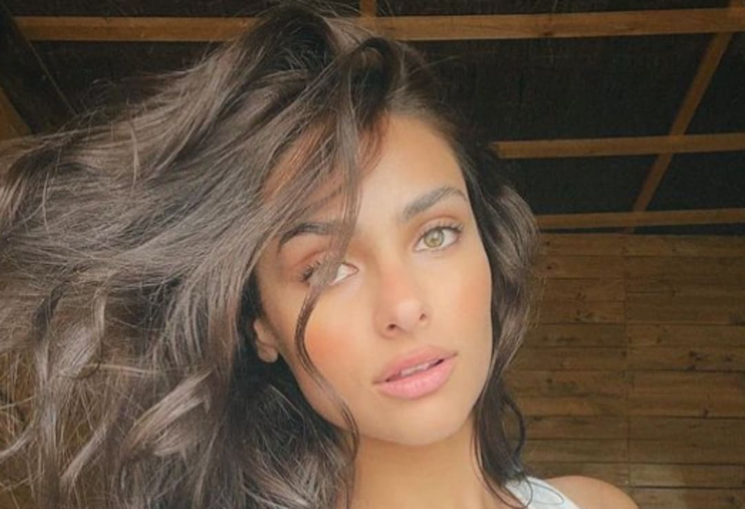 Renata Notni se luce con vestido transparente y bikini de cuadros vichy