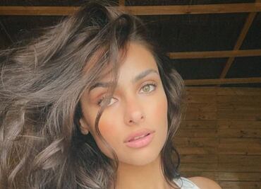 Renata Notni se luce con vestido transparente y bikini de cuadros vichy