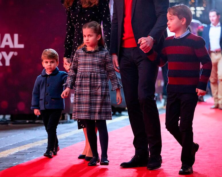 Kate y William con sus hijos desfilan en la alfombra roja para apoyar el teatro en Londres