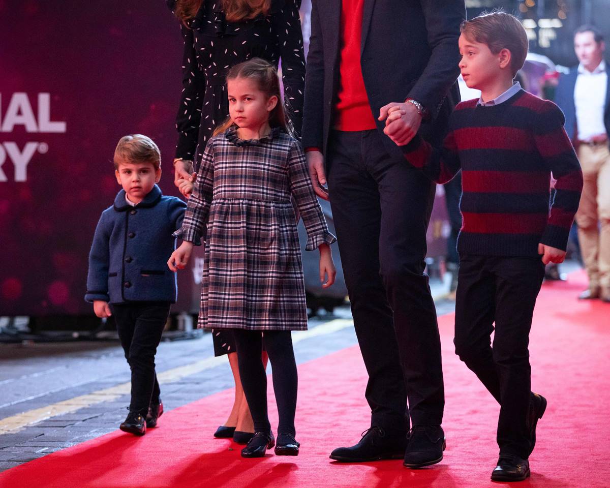 Kate y William con sus hijos desfilan en la alfombra roja para apoyar el teatro en Londres