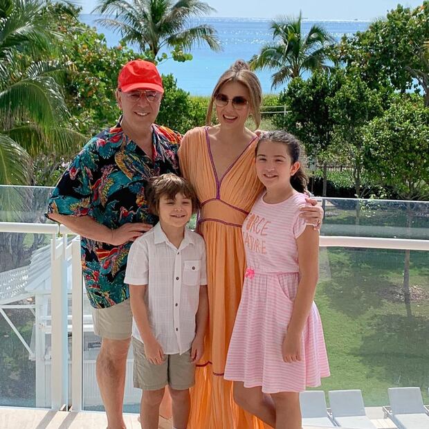 Thalía se siente cansada de los deberes escolares de sus hijos 
