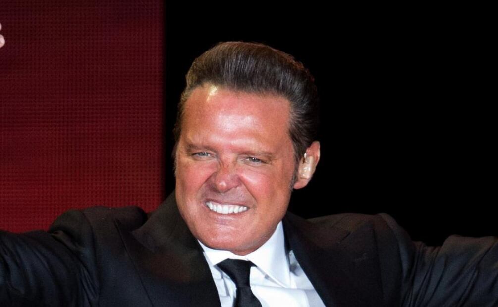 Los zapatos de Luis Miguel, estilo Windsor y de terciopelo con sus iniciales