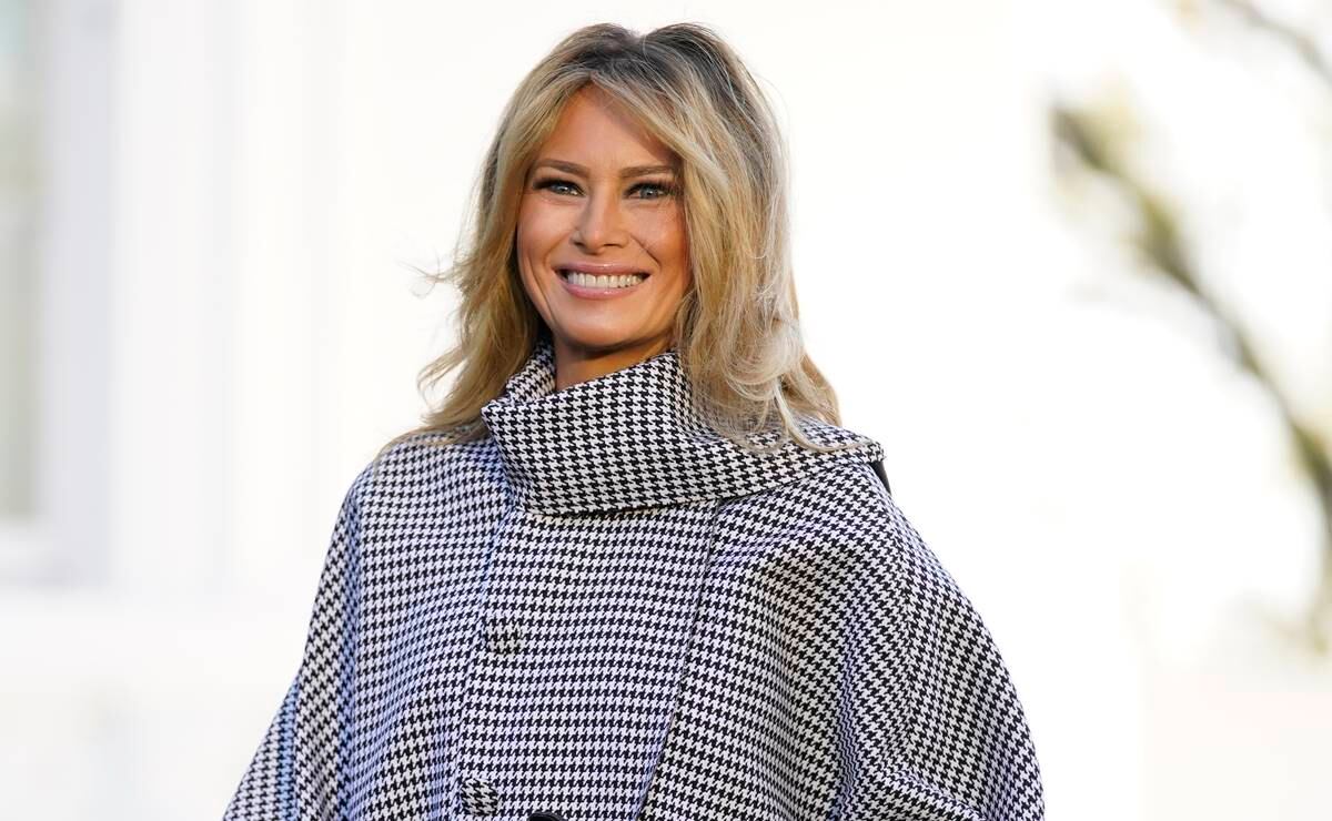 Melania Trump recibe por última vez el árbol de Navidad en la Casa Blanca