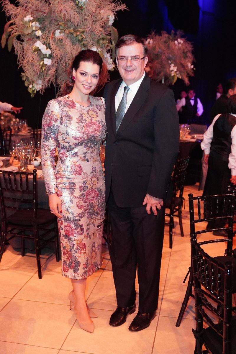 Como pocas veces, Marcelo Ebrard aparece con su esposa Rosalinda Bueso