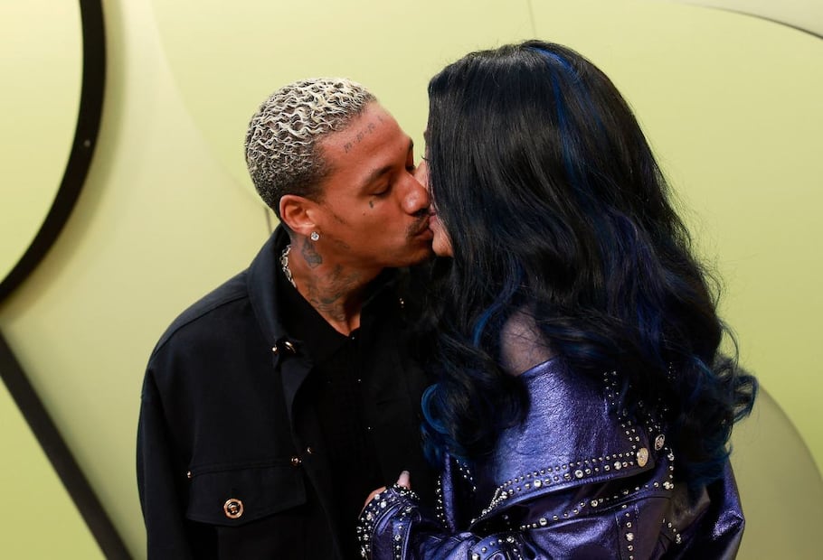 Cher y su novio comparten apasionado beso en evento de Versace