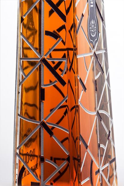 El maestro de la geometría, Eduardo Terrazas, interviene tequila