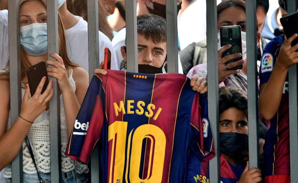 Messi se despide con lágrimas del Barcelona y su familia lo apoya