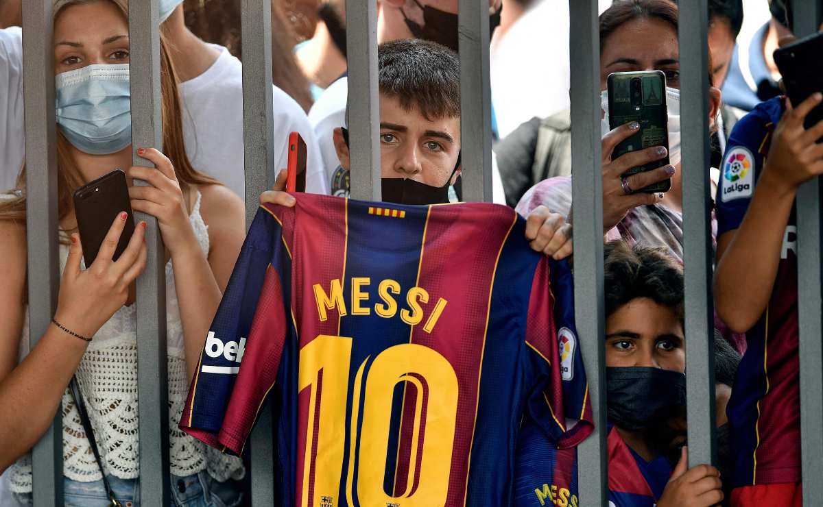 Messi se despide con lágrimas del Barcelona y su familia lo apoya